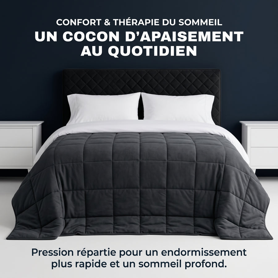 Couverture lestée Gravena carrédoux grise sur un lit avec tête de lit capitonnée noire